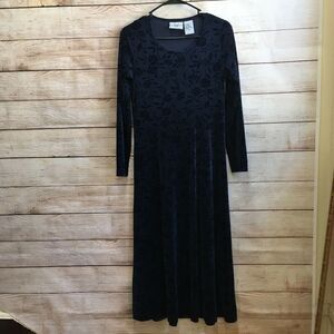VINTAGE STUDIO EASE PETITE EMBOSSED‎ VELVET MAXI DRESS IN NAVY BLUE